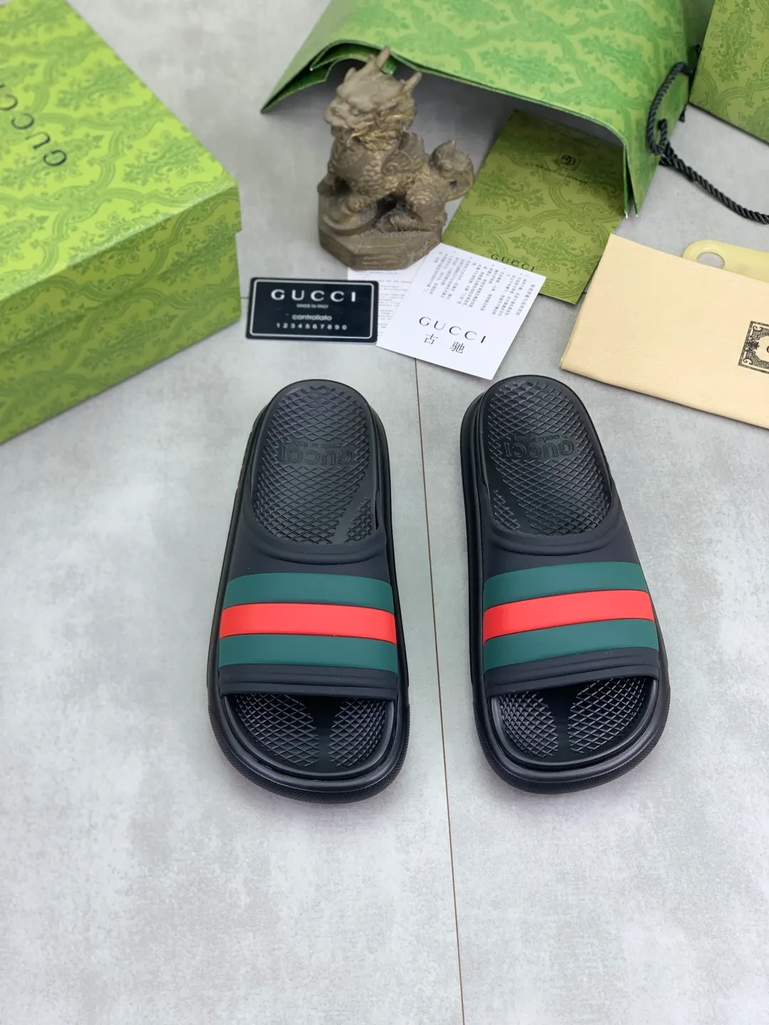 Men's Men's Shoes 💰P300💰[New Style] High Version 🎁🎁🎁 GUCCI New Year of the Snake casual slippers, original official website, perfect workmanship, transmitting a kind of noble luxury, sublimating its definition of luxury in Gucci's high-end extraordinary craftsmanship. Original Gucci double G combination outsole, code number: 35-46, complete package